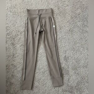 Vuori daily leggings cream/beige color with black and white stripe